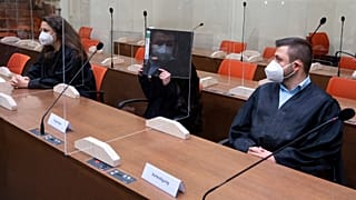 Обвиняемая скрывает лицо в суде