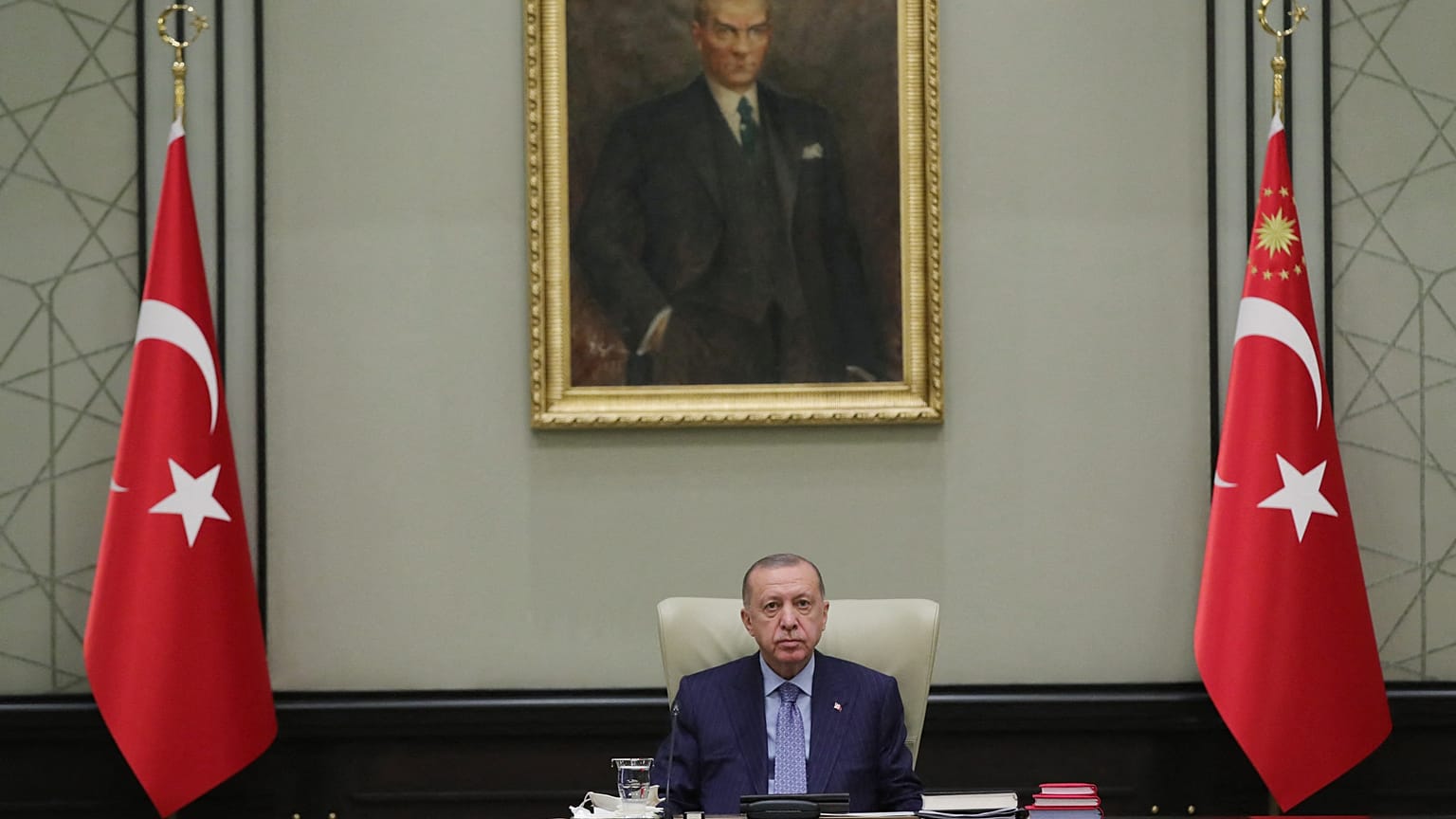 A török elnök szerint meghátráltak a bebörtönzött ellenzéki aktivista mellett kiálló nagykövetek