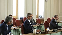 نائب وزير الخارجية الإيراني علي باقري (وسط الصورة) خلال اجتماع مع مبعوث الاتحاد الأوروبي إنريكي مورا، في العاصمة الإيرانية طهران، 14 أكتوبر 2021