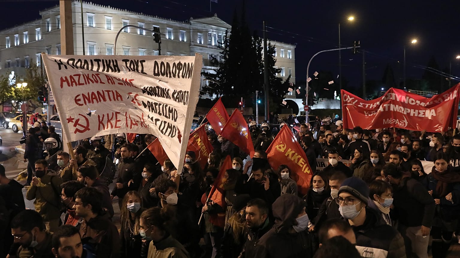 Αριστερές οργανώσεις πραγματοποιούν πορεία διαμαρτυρίας από τα προπύλαια προς τη Βουλή κατά της αστυνομικής βίας με αφορμή τα γεγονότα στο Πέραμα όπου ένας άντρας έπεσε νεκρός