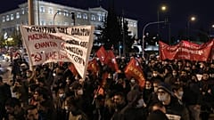 Αριστερές οργανώσεις πραγματοποιούν πορεία διαμαρτυρίας από τα προπύλαια προς τη Βουλή κατά της αστυνομικής βίας με αφορμή τα γεγονότα στο Πέραμα όπου ένας άντρας έπεσε νεκρός