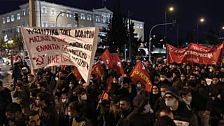 Αριστερές οργανώσεις πραγματοποιούν πορεία διαμαρτυρίας από τα προπύλαια προς τη Βουλή κατά της αστυνομικής βίας με αφορμή τα γεγονότα στο Πέραμα όπου ένας άντρας έπεσε νεκρός