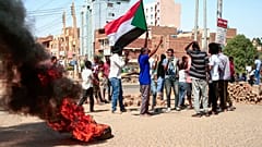 Manifestantes sudaneses queimam pneus numa rua da capital Cartum, 26 de outubro de 2021