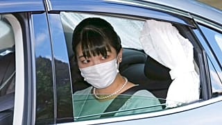 La princesa Mako, primera hija de los príncipes Akishino y Kiko, abandona su domicilio en un vehículo el martes 26 de octubre de 2021.