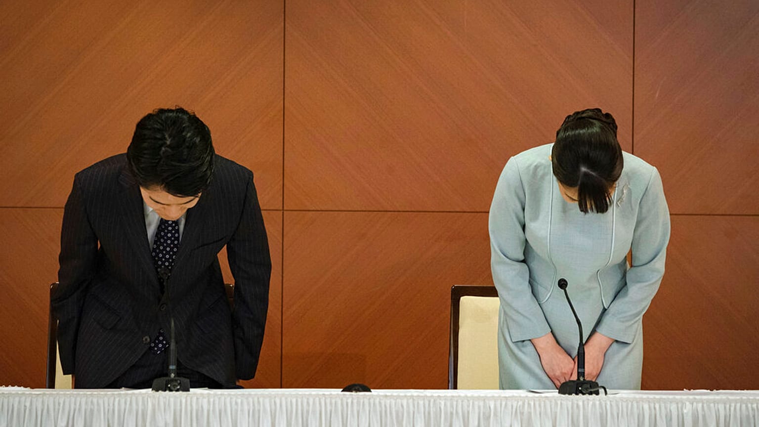 À droite, la princesse Mako, nièce de l'empereur du Japon et son mari Kei Komuro, à gauche, Tokyo, Japon, le 26 octobre 2021