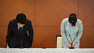 À droite, la princesse Mako, nièce de l'empereur du Japon et son mari Kei Komuro, à gauche, Tokyo, Japon, le 26 octobre 2021