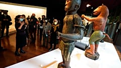 Les statues royales d'un homme mi-oiseau, à gauche, du roi Ghezo, et d'un homme mi-lion du roi Glele du Bénin du 19ème siècle, au musée du Quai Branly-Jacques Chirac, Paris