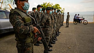 Soldados del Ejército guatemalteco son desplegados en el municipio del Estor tras la imposición del toque de queda