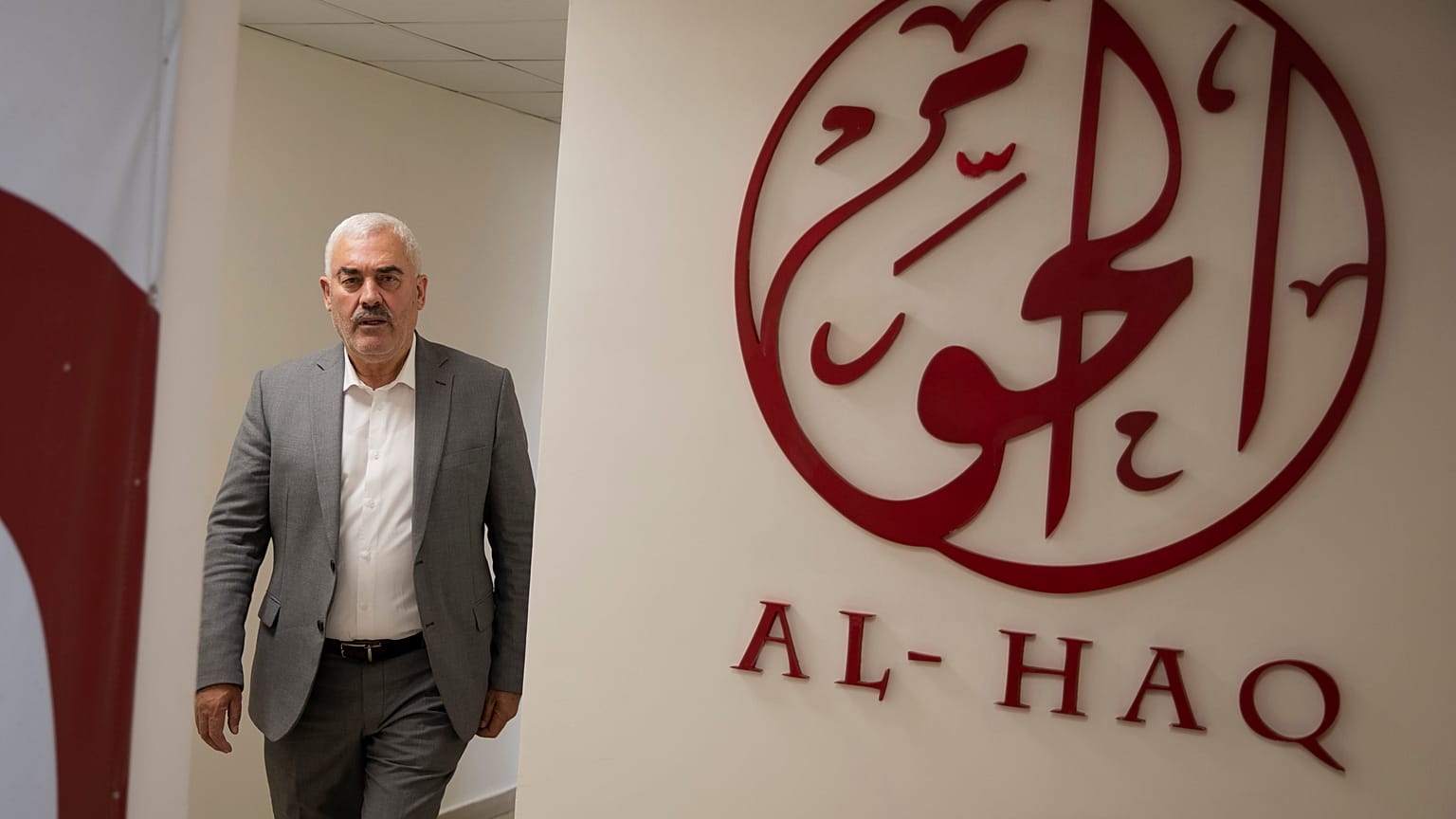 شعوان جبارين مدير منظمة الحق الحقوقية في مكاتب المنظمة في مدينة رام الله بالضفة الغربية.