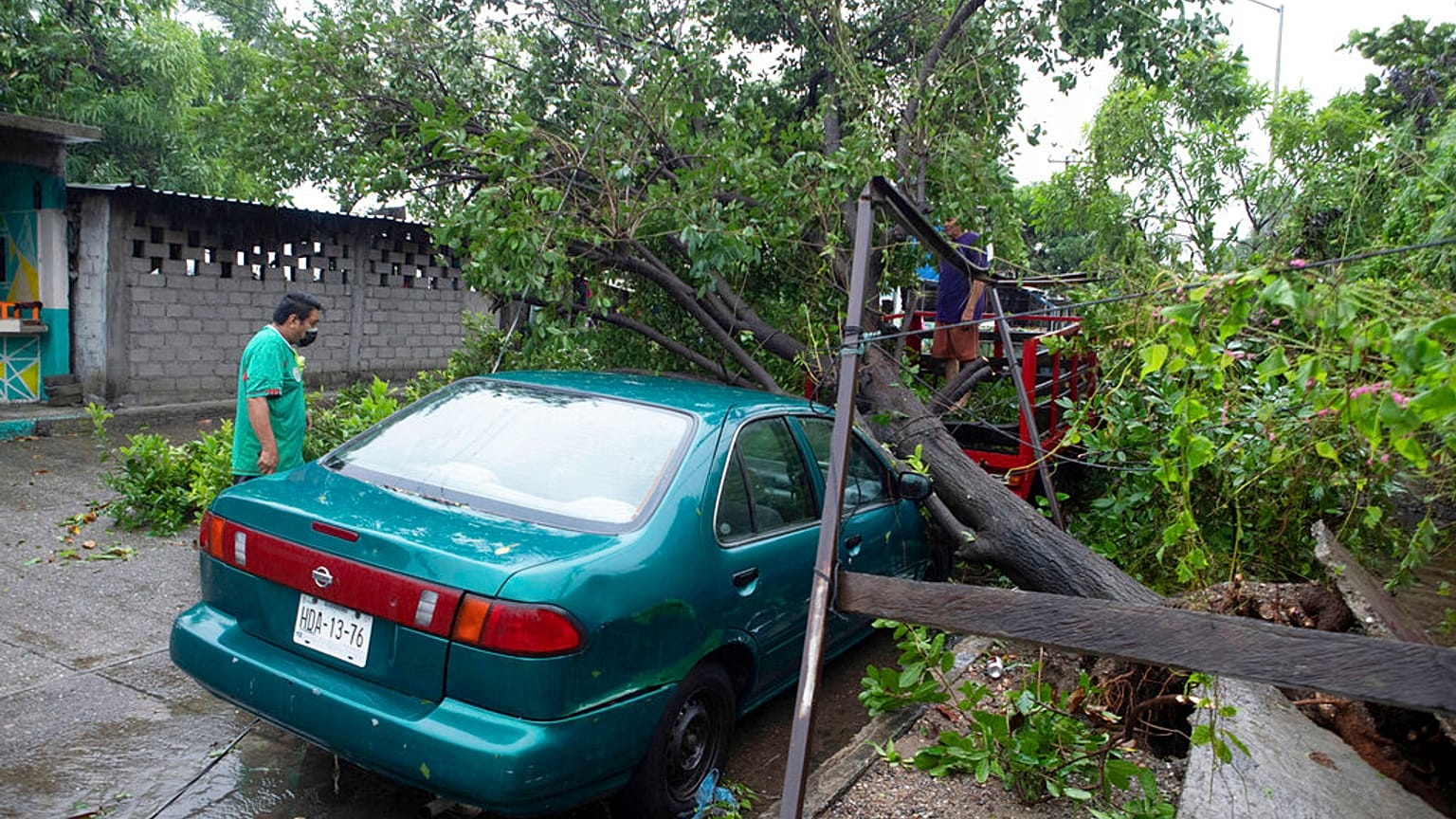 Un árbol caído sobre un coche tras el paso de Rick por Lázaro Cárdenas, México, 25/10/2021