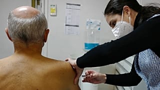 Uzmanlarr Covid-19 ve grip aşısını birlikte yaptırmanın güvenli olduğunu belirtiyor