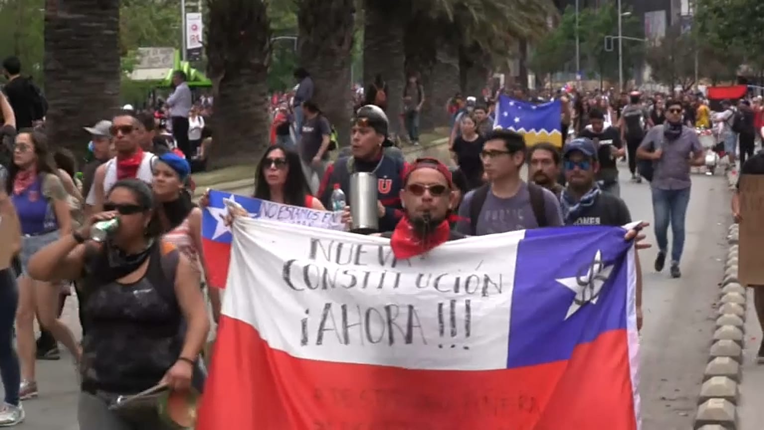 Los manifestantes mostraron su esperanza en la nueva constitución en marcha