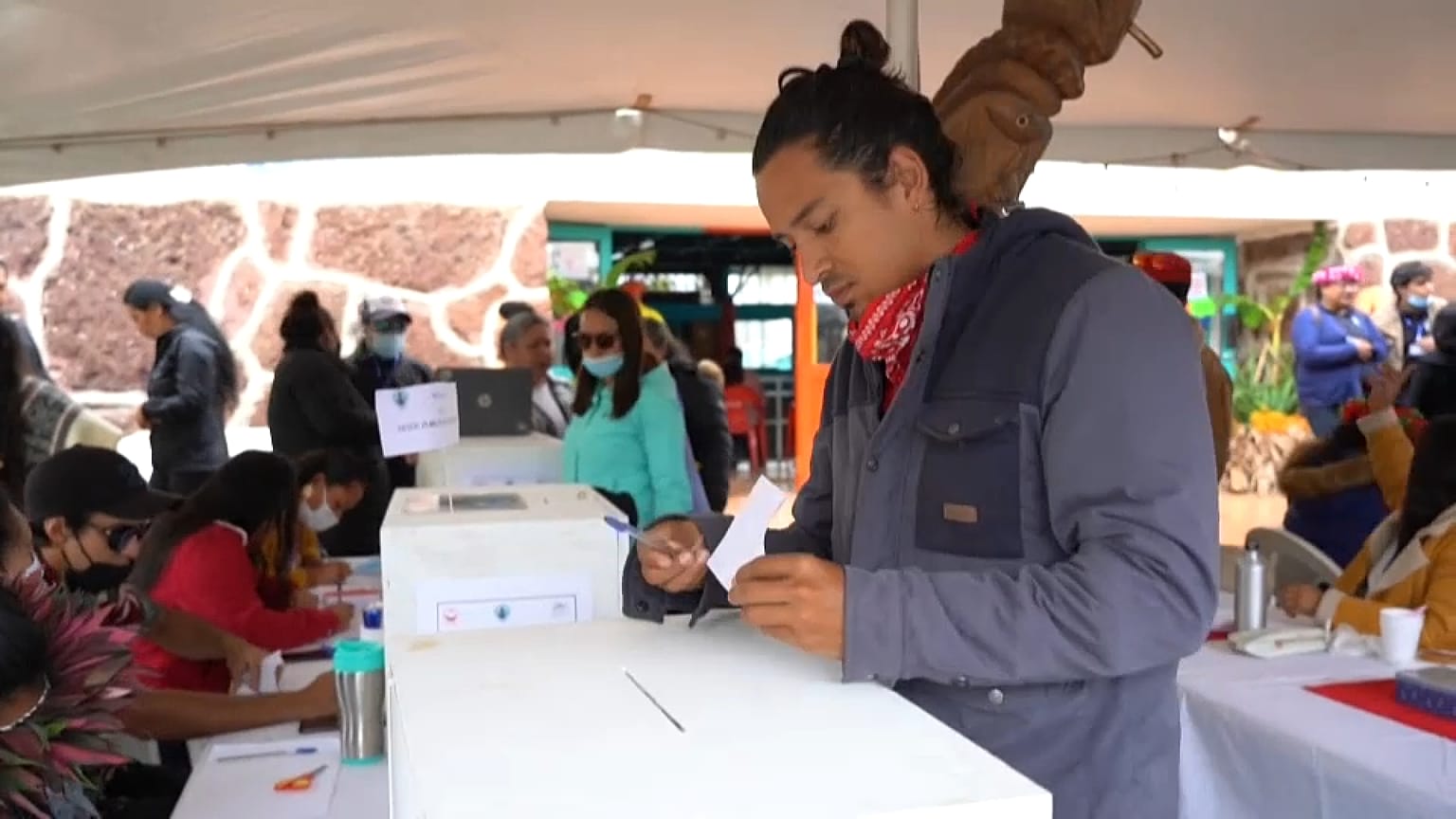 Habitante de la isla de Pascua participa en la consulta
