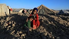 دختران خانواده‌های افغان که در پی خشکسالی به منطقه‌ای در غرب این کشور آواره شده‌اند