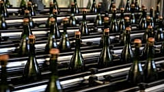Une ligne de mise en bouteille de champagne près d'Epernay (France)