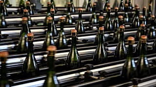 Une ligne de mise en bouteille de champagne près d'Epernay (France)