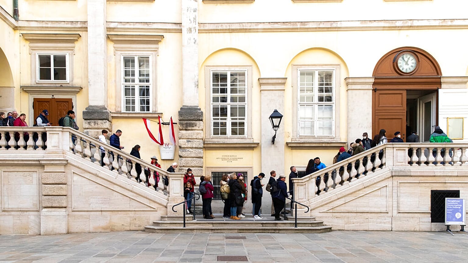 Schlangestehen fürs Impfen am Nationalfeiertag in Wien in Österreich
