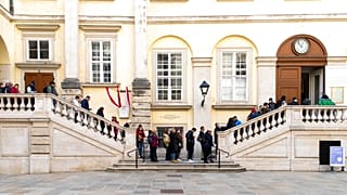 Schlangestehen fürs Impfen am Nationalfeiertag in Wien in Österreich