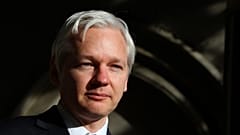 Julian Assange, le 5 décembre 2011, déjà à sa sortie de la Haute cour de Londres