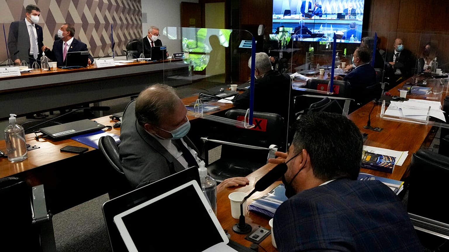 Brezilya'da Devlet Başkanı Bolsonaro'nun 9 suçla itham edildiği rapor parlamentoda onaylandı