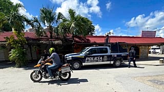 Un coche policial en la puerta del restaurante de Tulum (México) donde ocurrió la tragedia.