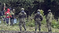 Migránsok, lengyel határőrök a belarusz-lengyel határon