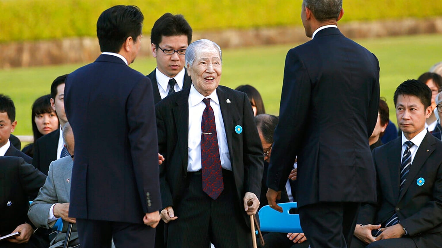 Sunao Tsuboi saluda al presidente Barack Obama durante su visita a Hiroshima el 27/5/2016, Japón
