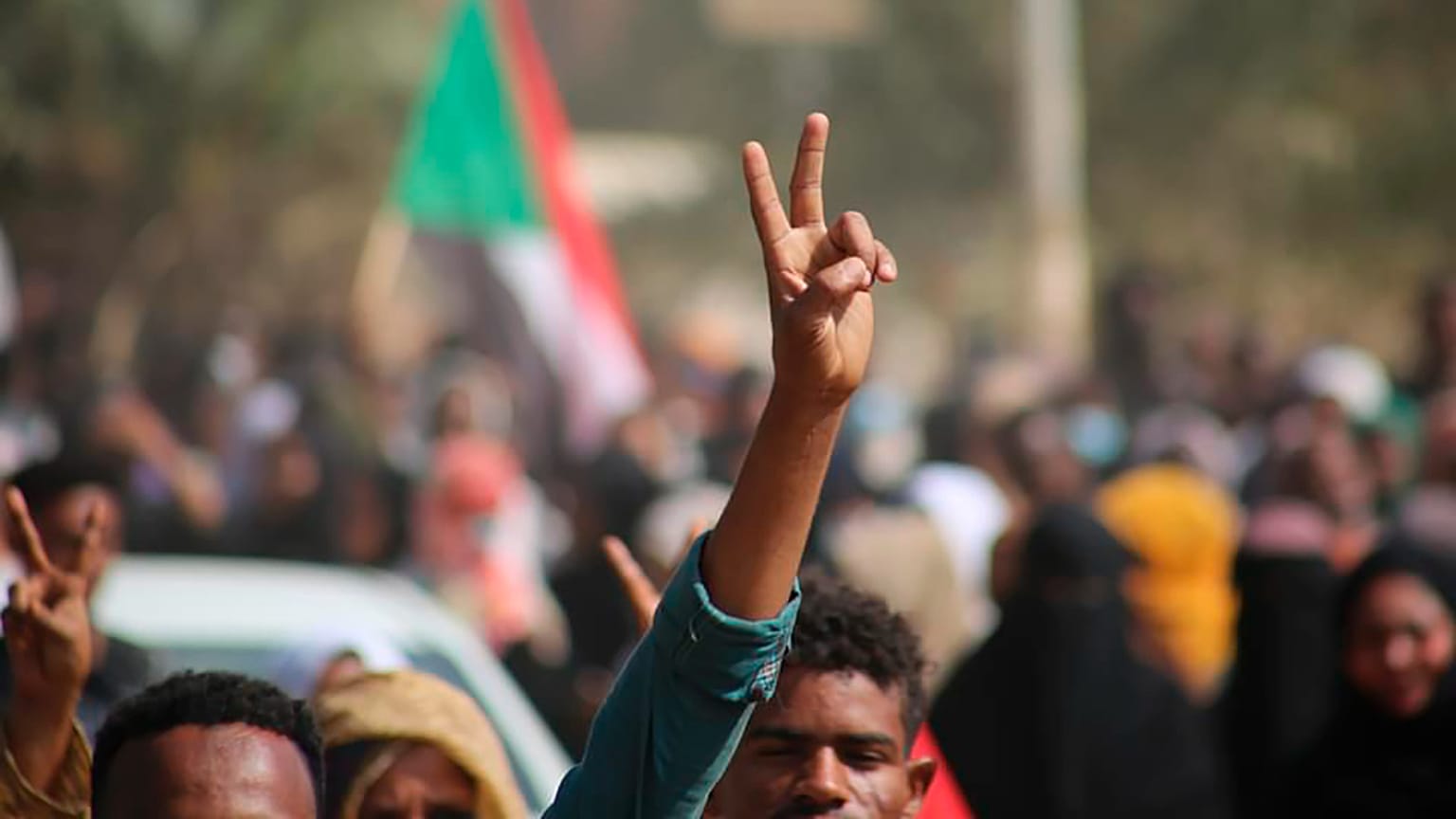 سودانيون يرفعون لافتة أثناء احتجاجهم على انقلاب عسكري أطاح بالانتقال إلى الحكم المدني. 2021/10/25 