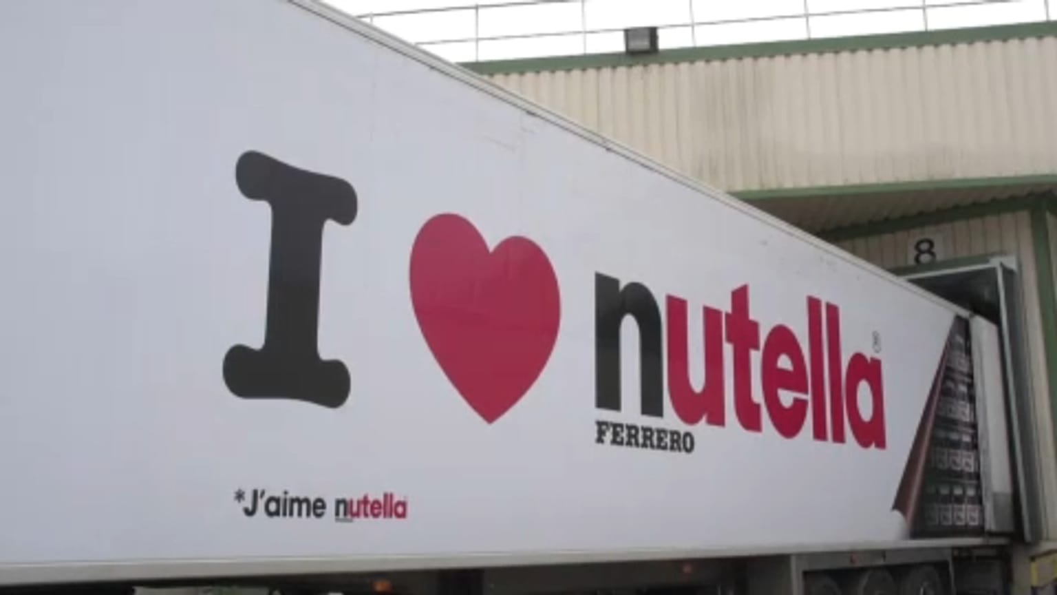 Ferrero terméket szállító kamion