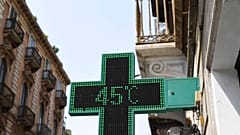 İtalya'da hava sıcaklığını 45 derece gösteren bir termometre