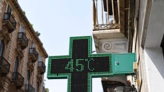 İtalya'da hava sıcaklığını 45 derece gösteren bir termometre