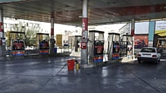 Elnépteledett töltőállomás Teheránban, miután leállt a benzinkutak fizetőrendszere