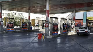 Elnépteledett töltőállomás Teheránban, miután leállt a benzinkutak fizetőrendszere