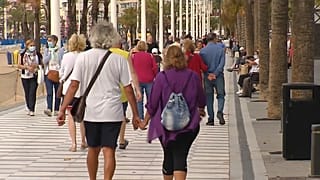 Gente en el paseo marítimo de Benidorm, España
