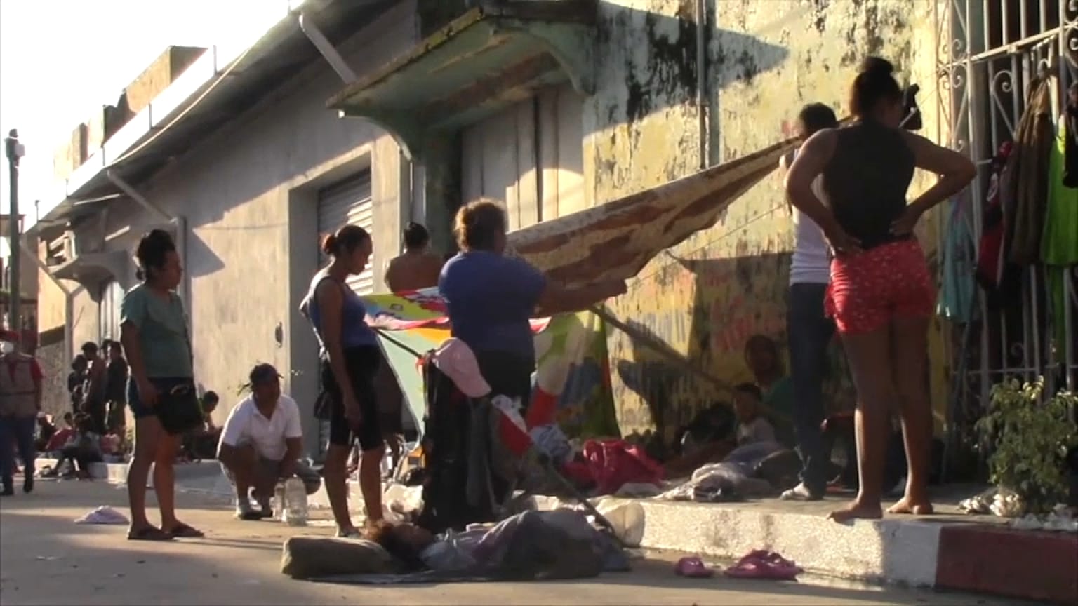 Hicieron un alto para recuperarse en las calles de la ciudad de Huixtla, en el sur de México.