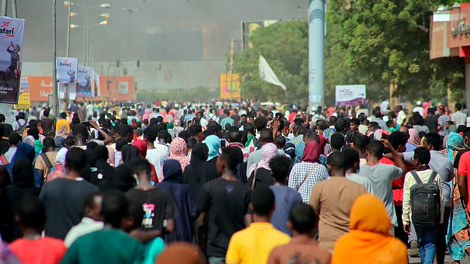 احتجاجاتٌ حاشدة في العاصمة السودانية الخرطوم ضد الإنقلاب العسكري الذي قاده الفريق عبد الفتاح البرهان 