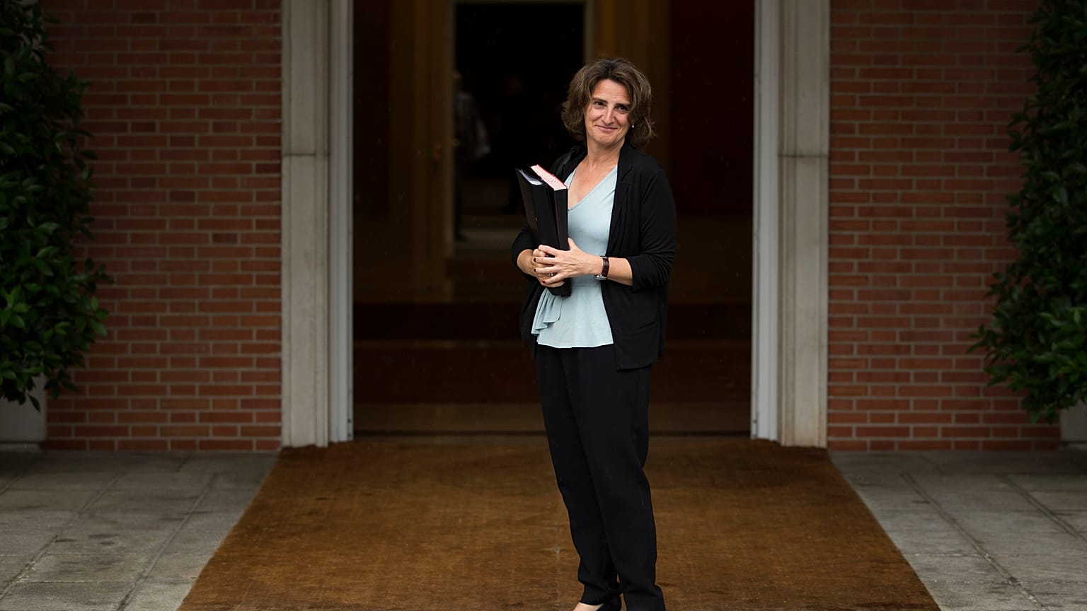 En esta foto de archivo del viernes 8 de junio de 2018, la ministra española de Energía y Medio Ambiente, Teresa Ribera, posa para los medios de comunicación en Madrid