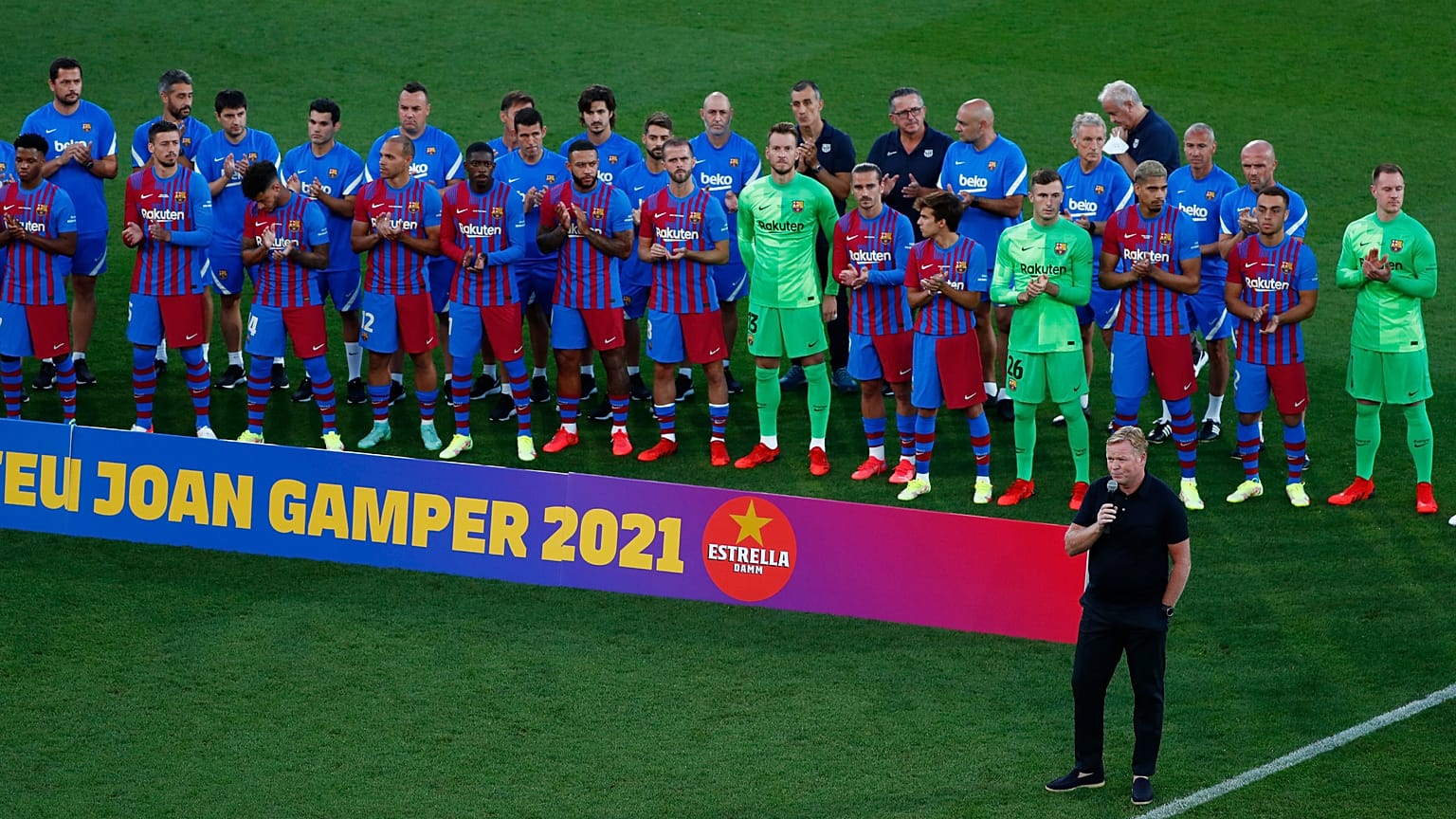 رونالد كومان، مدرب برشلونة أمام لاعبي فريقه في ملعب يوهان كرويف في برشلونة، إسبانيا. 2021/08/08