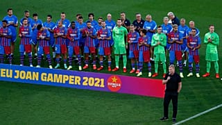 رونالد كومان، مدرب برشلونة أمام لاعبي فريقه في ملعب يوهان كرويف في برشلونة، إسبانيا. 2021/08/08