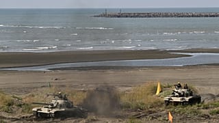 Harcjárművek manővereznek egy szeptemberi tajvani hadgyakorlaton