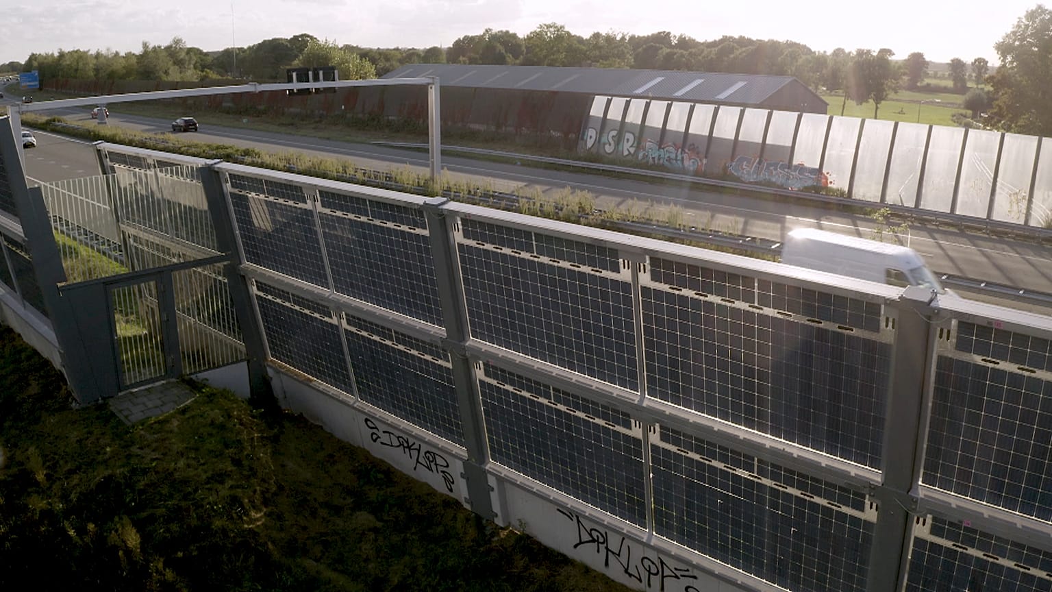 Napenergia a zajvédő falakból