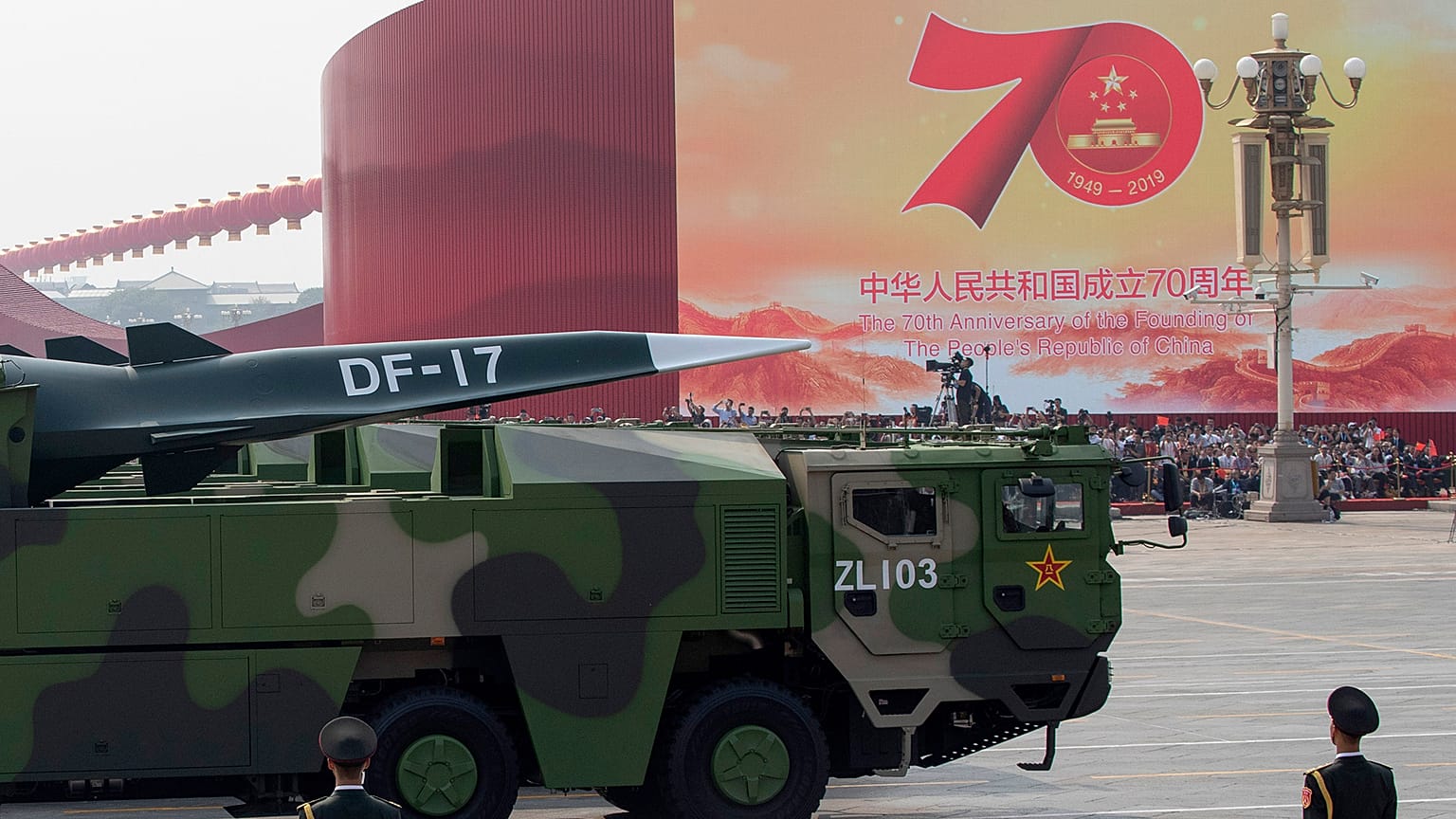 Çin'in geliştirdiği ve askeri geçit töreninde sergilenen Dong Feng 17 (DF17) hipersonik nükleer füze / 2019 