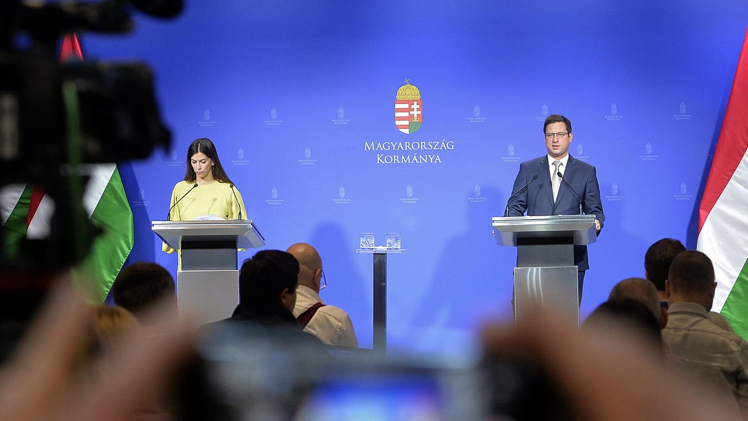 Szentkirályi Alexandra kormányszóvivő és Gulyás Gergely miniszter egy korábbi Kormányinfón
