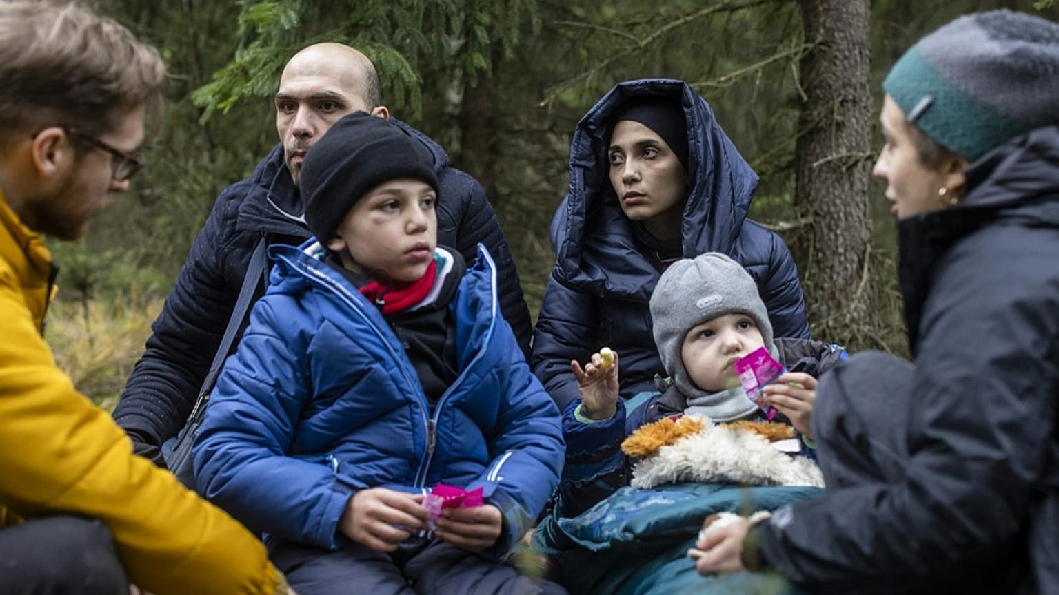 Freiwillige der polnischen "Grupa Granica" im Wald an der Grenze zwischen Polen und Belarus