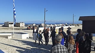 Ο μοναδικός μαθητής του Μαθρακίου καταθέτει στεφάνι για την επέτειο της 28ης Οκτωβρίου