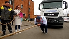 Ganz stark: Russe bewegt LKW und Bus nur mit Muskelkraft