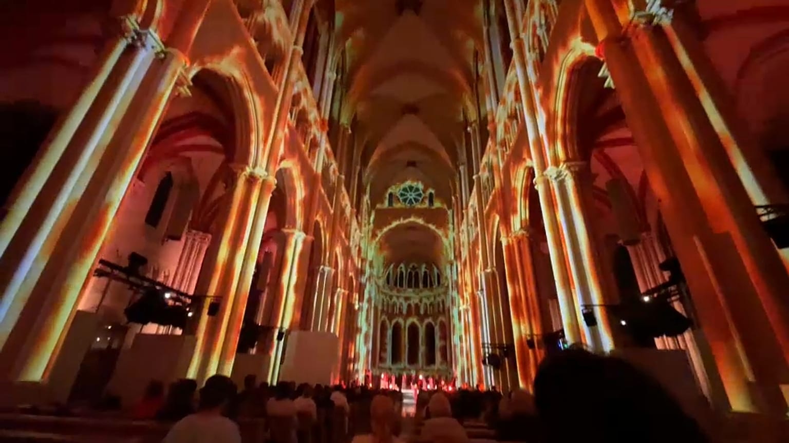 Espetáculo de imersão a 360 graus na catedral de Lyon