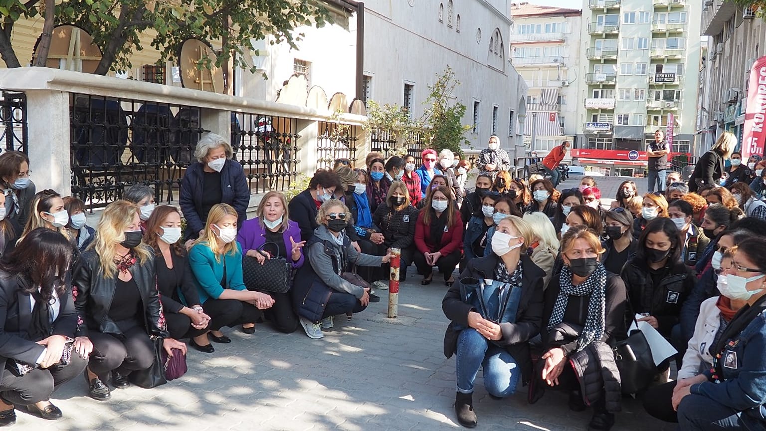 Cenaze namazının ardından cami dışında toplanan bir grup kadın, 5 dakikalık "oturma eylemi" yaptı