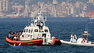 Italia recibe a los 367 migrantes que estaban en el barco de la ONG Médicos Sin Fronteras 