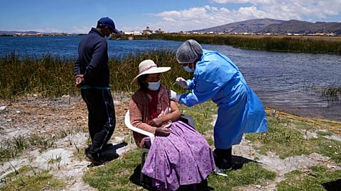 Une infirmière vaccine contre le Covid-19 une habitante du lac Titicaca.
